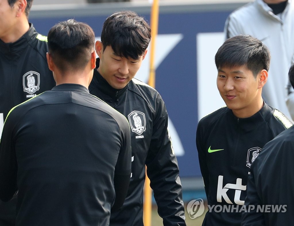 Son Heung-min và Lee Kang-in. Ảnh: Yonhap đoàn văn hậu, AFC Annual Awards 2019, cầu thủ trẻ xuất sắc nhất châu Á, lee kang-in