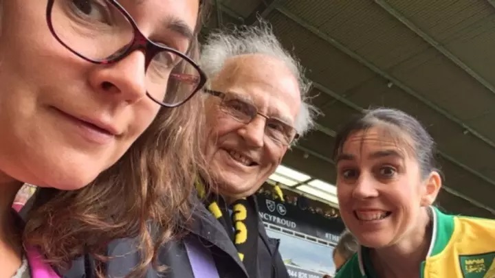 Ông Greaves và các con. Ảnh: Internet mu vs norwich, norwich city, manchester united, ngoại hạng anh, Norwich được người chết mời uống bia