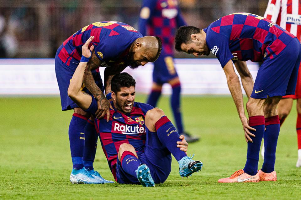 Chấn thương của Suarez không đơn giản. Ảnh: Getty Luis Suarez, Barcelona, Lionel Messi, la liga, suarez chấn thương