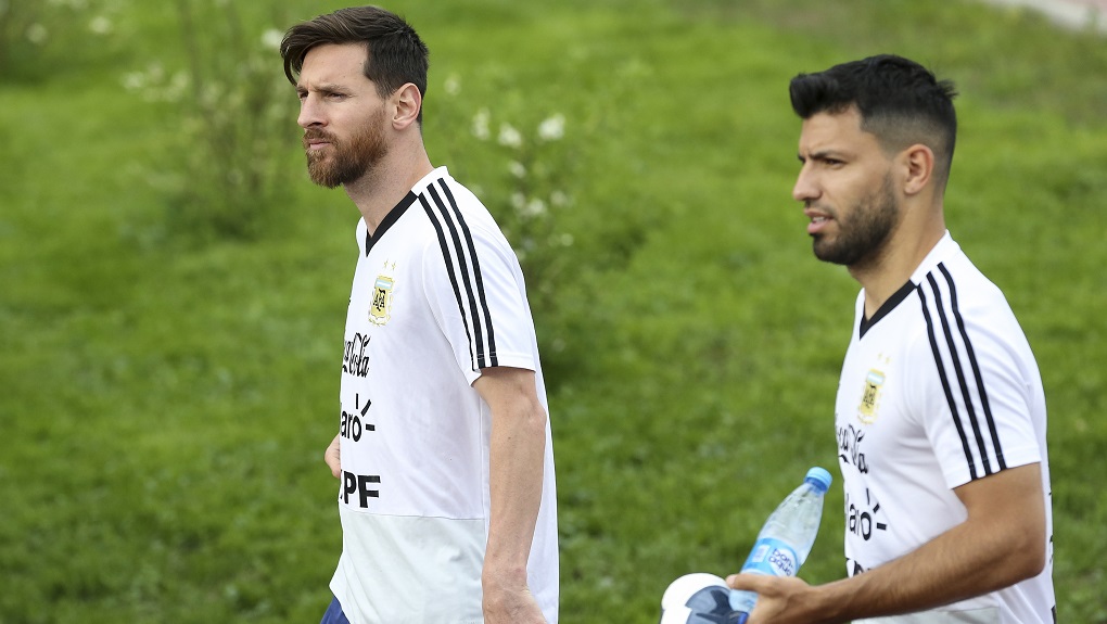 Pep luôn khẳng định Messi là hay nhất. Ảnh: AS Pep Guardiola, Messi, Aston Villa vs Man City, Sergio Aguero, Manchester City