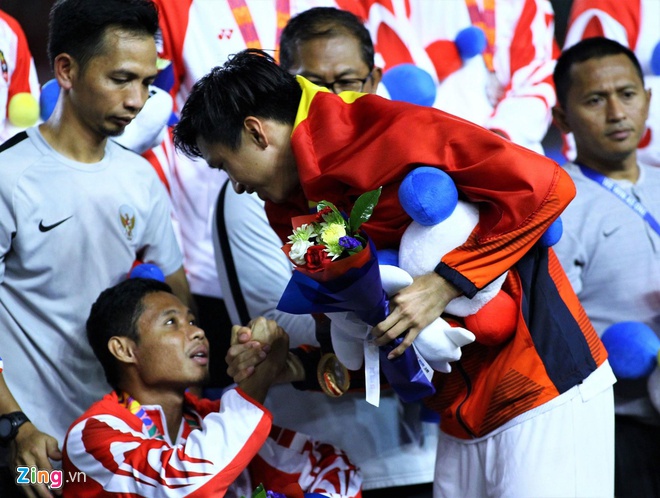 Evan Dimas nhận được sự động viên từ Văn Hậu. Ảnh: Zing HLV Campuchia, đội tuyển campuchia, Keisuke Honda, Evan Dimas, Đoàn Văn Hậu, bóng đá đông nam á