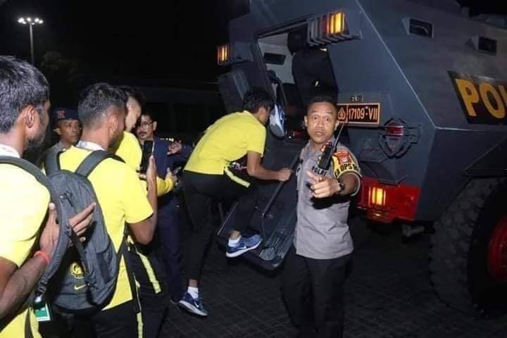 Cầu thủ Malaysia ra về bằng xe bọc thép Indonesia - Malaysia, vòng loai world cup