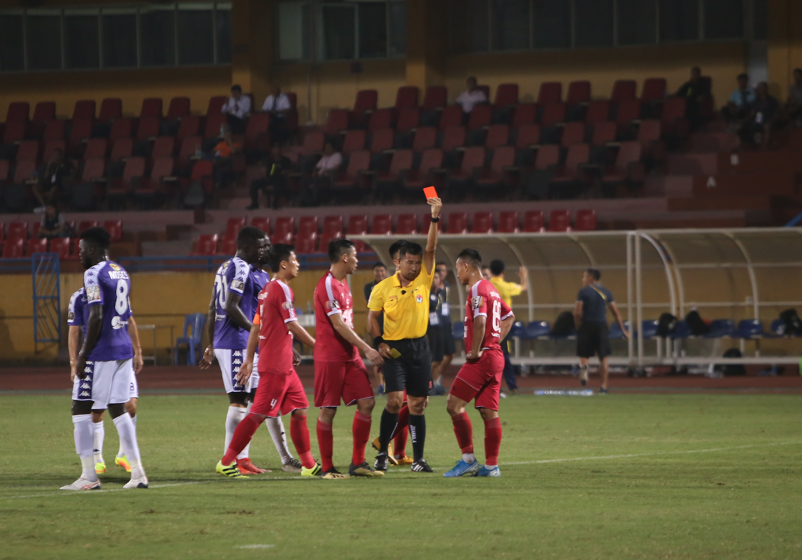 Trọng Hoàng nhận thẻ đỏ ở đầu hiệp 2 Hà Nội 5-2 Viettel, Hà Nội vô địch v-league, HLV Park Hang Seo, CĐV Hà Nội, Derby Hà Nội, Quang Hải sút phạt