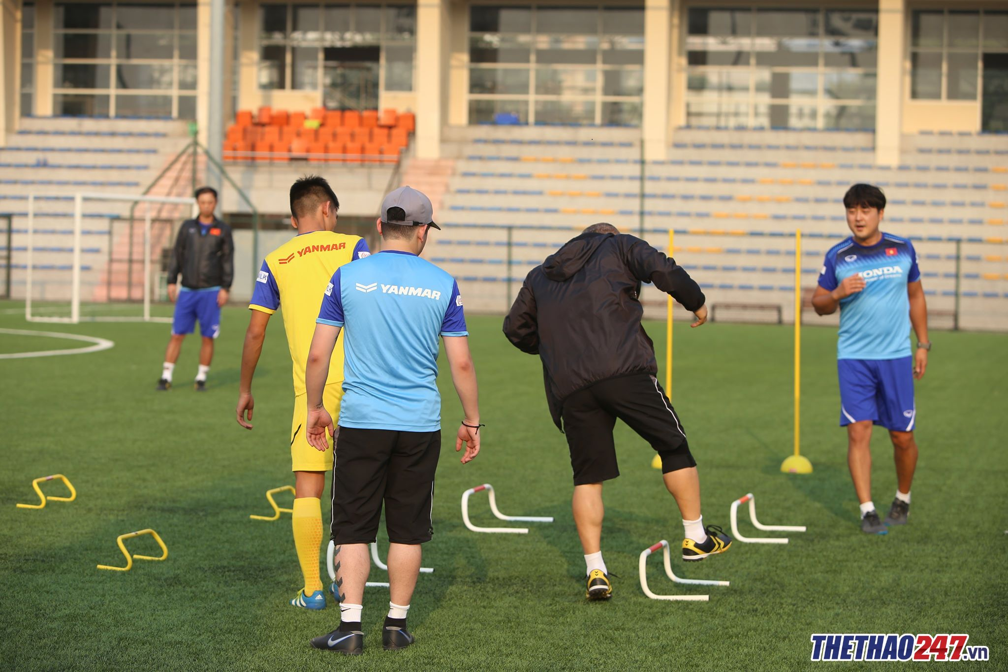 Thậm chí, HLV Park Hang Seo còn trực tiếp hướng dẫn cầu thủ thực hiện các bài tập