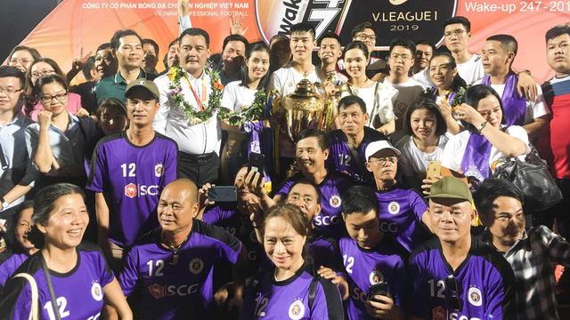CĐV tới SVĐ Cửa Ông chung vui cùng Hà Nội FC Hà Nội FC, Hà nội FC nhận cúp, Đoàn Văn Hậu, Bố mẹ Đoàn Văn Hậu, Than Quảng Ninh 4-2 Hà Nội FC