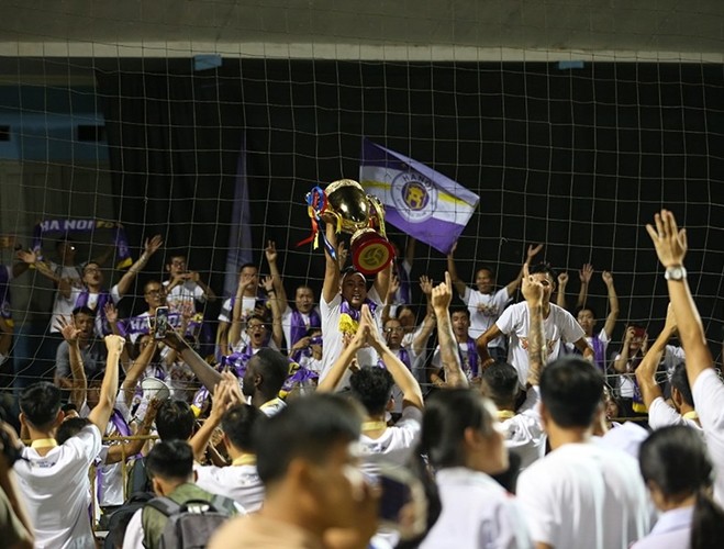 Hà Nội FC, Hà nội FC nhận cúp, Đoàn Văn Hậu, Bố mẹ Đoàn Văn Hậu, Than Quảng Ninh 4-2 Hà Nội FC