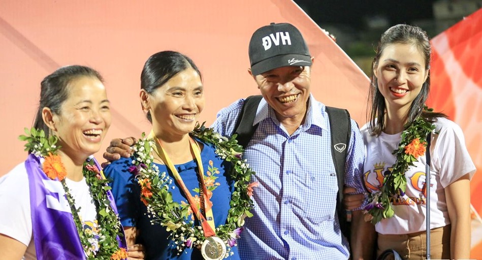 Bố mẹ Đoàn Văn Hậu nhận huy chương thay cho con trai Hà Nội FC, Hà nội FC nhận cúp, Đoàn Văn Hậu, Bố mẹ Đoàn Văn Hậu, Than Quảng Ninh 4-2 Hà Nội FC
