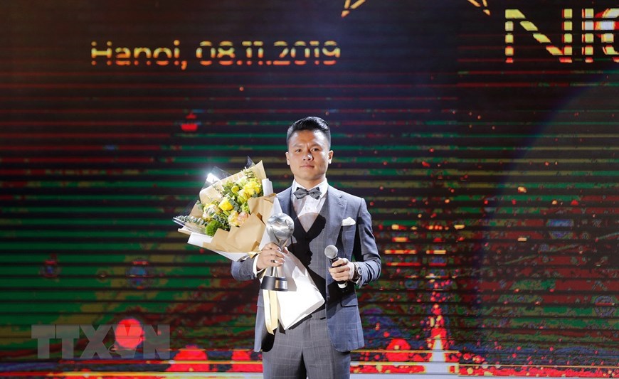 Quang Hải nhận giải thưởng cầu thủ xuất sắc nhất Đông Nam Á nguyễn Quang hải, Stephan Schrock, tiền vệ Philippines, Vòng loại World Cup 2022, AFF Awards