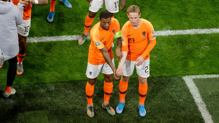 Wijnaldum va De Jong phan doi phan biet chung toc