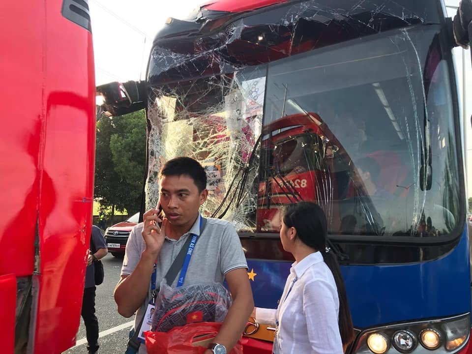 Vụ va chạm khiến kính trước của xe chở đoàn Lào bị vỡ vụn một bên.