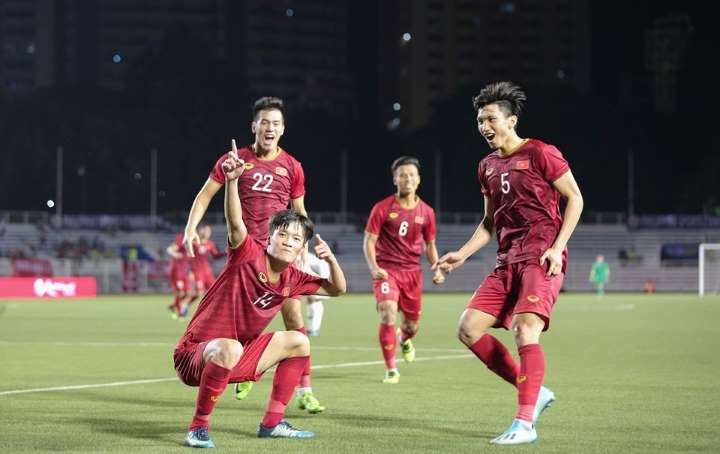 Hoàng Đức kết liễu U22 Indonesia ở vòng bảng
